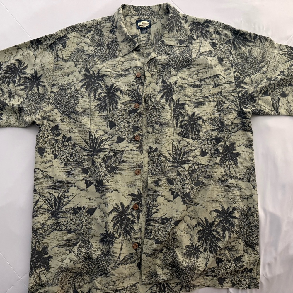 Tommy Bahama Hawaiian Shirt Men’s Medium Pineapple Palm Print Camp Shirt